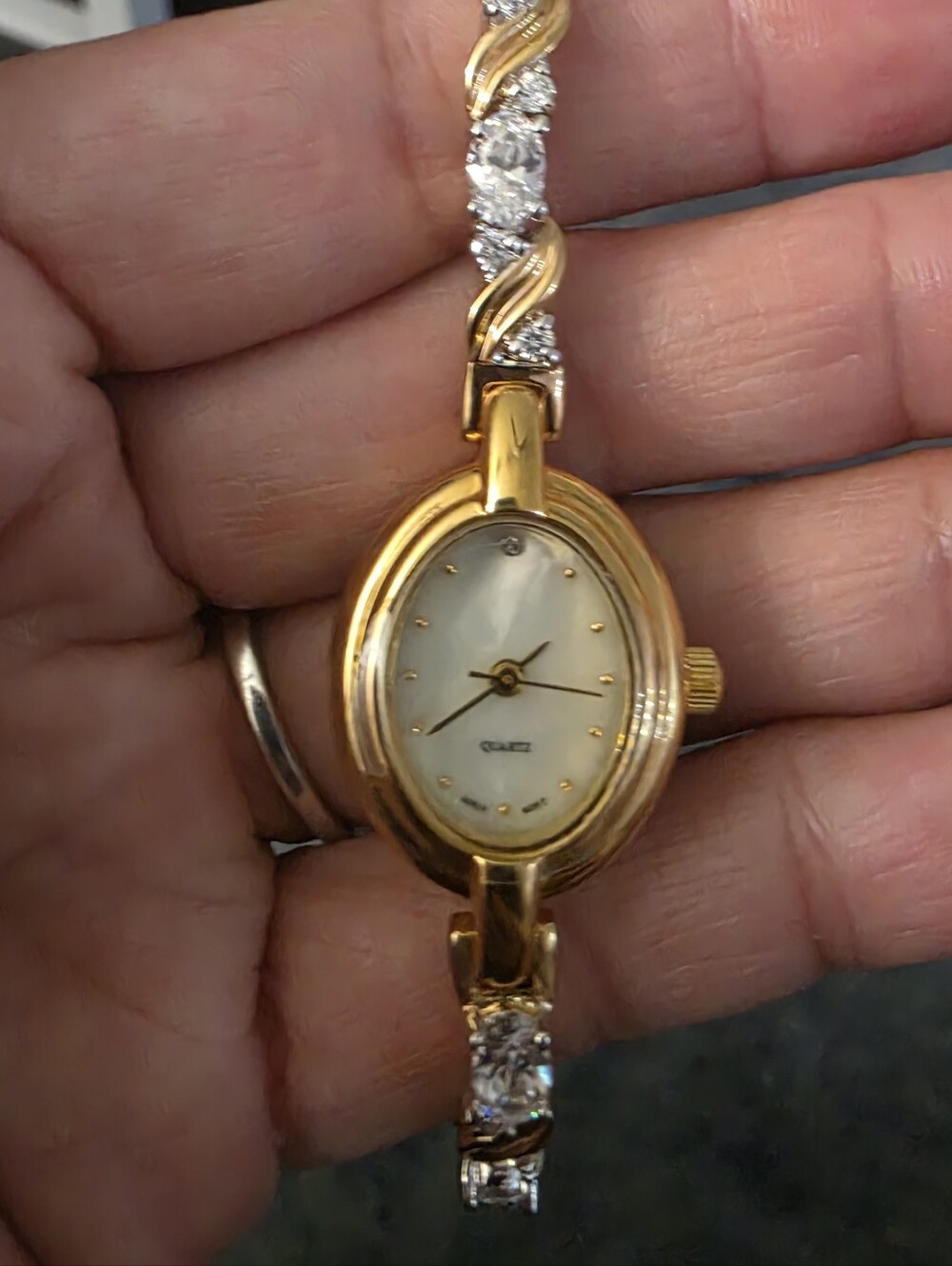*Working*Elegant Gold-Tone Womens Quartz Bracelet Watchwith Mother of Pearl Dial